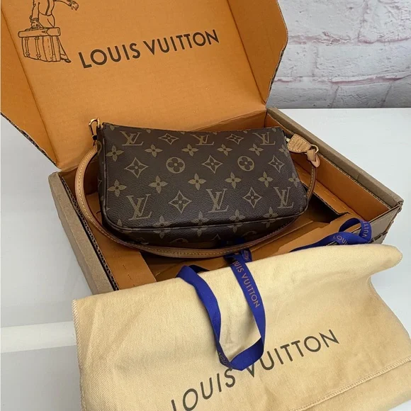 Louis Vuitton Brown Monogram Pochette Accessories Clutch Bag - Picture 15 of 16